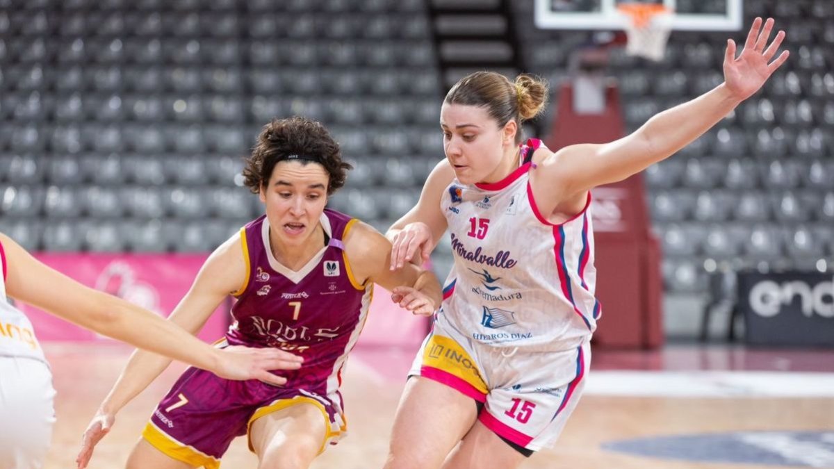 Leti Conca, en un partit contra el Robles, el seu nou equip. - JAVI ENJUANES