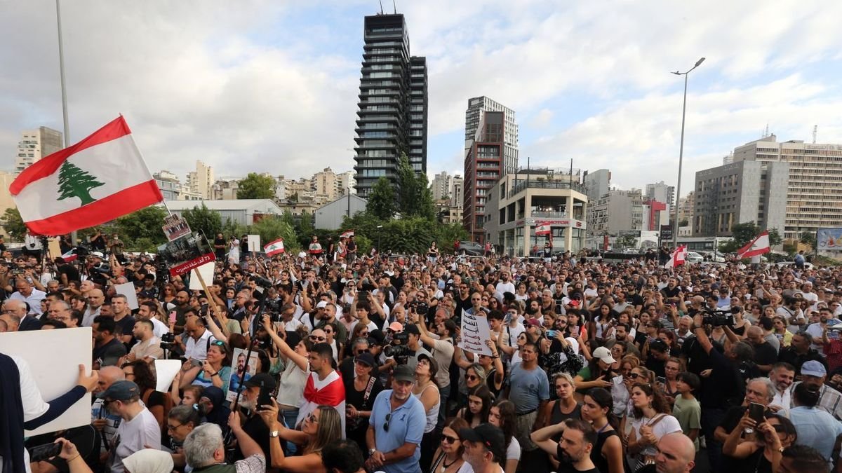 Personas y familiares de las víctimas se reúnen en Beirut. - EFE/EPA/WAEL HAMZEH
