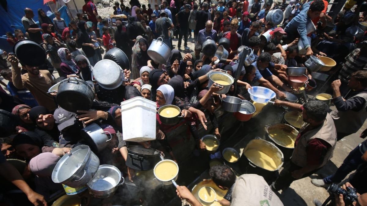 Palestinos esperan recibir comida de un comedor benéfico en la ciudad de Gaza. - EUROPA PRESS / CONTACTO / OMAR ASHTAWY