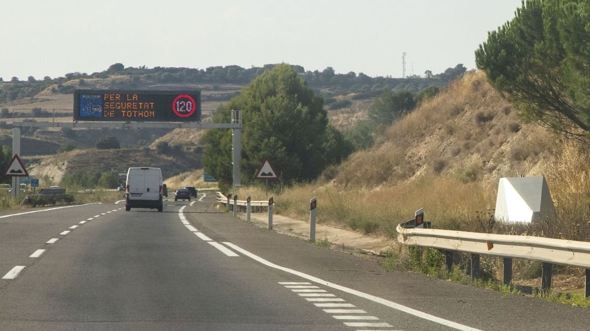 Imagen del radar remolque en la A-2 en Cervera. - LAIA PEDRÓS