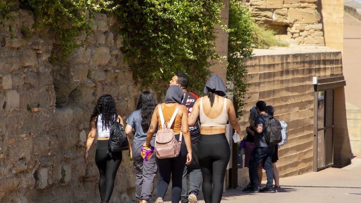 Un grupo de jóvenes se protegían ayer del sol en Lleida. - GERARD HOYAS