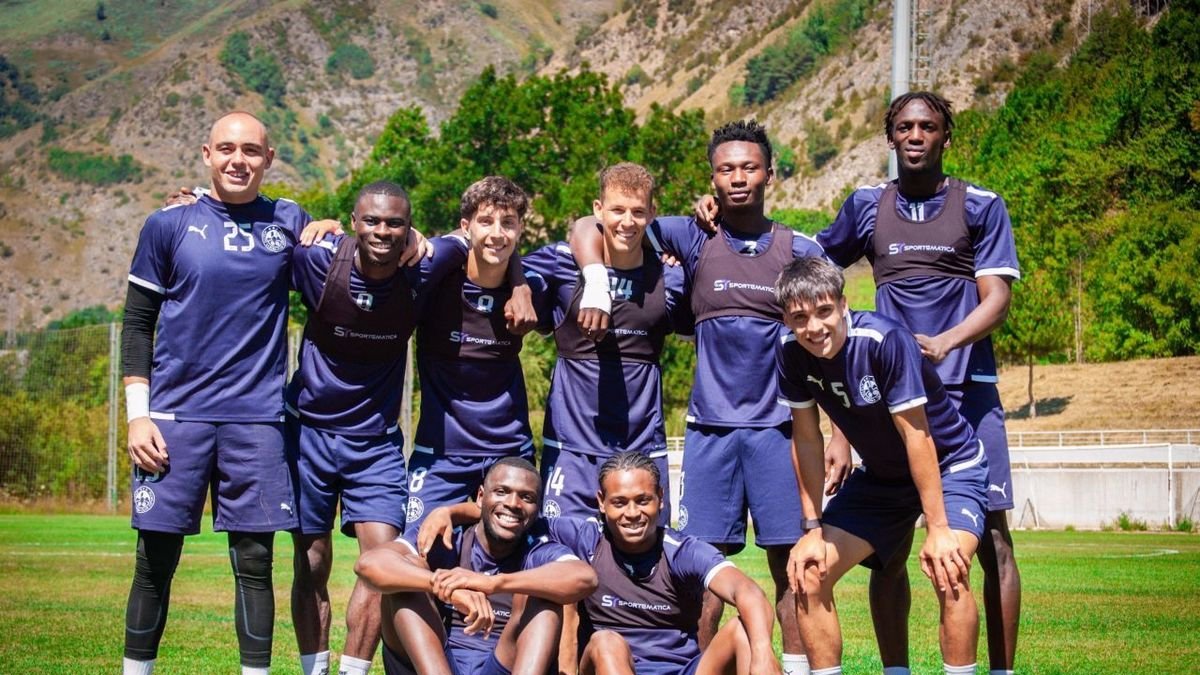 Imatge de grup dels nou futbolistes lleidatans amb els quals compta l’Atlètic Lleida.