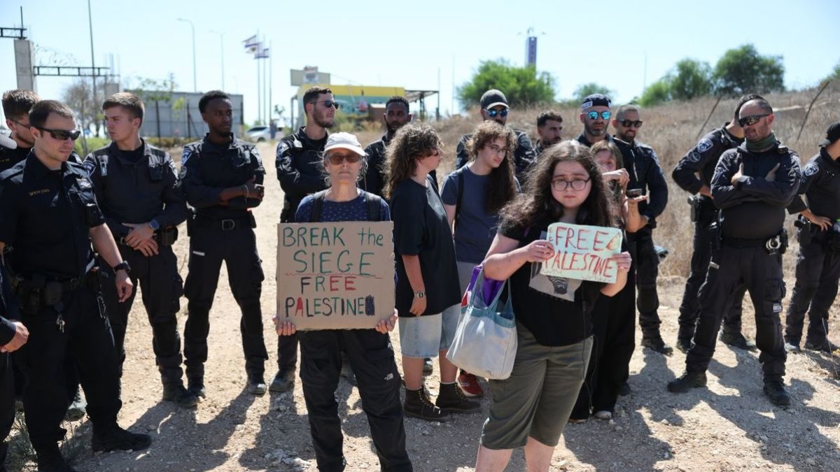La policia bloqueja els activistes israelians pro-Palestina a la ciutat de Sdreot a prop de la frontera. - EFE/EPA/ABIR SULTAN