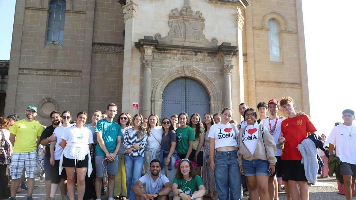 Un grupo de jóvenes posaron ayer a las puertas del santuario de Sant Crist de Balaguer. - L.G.