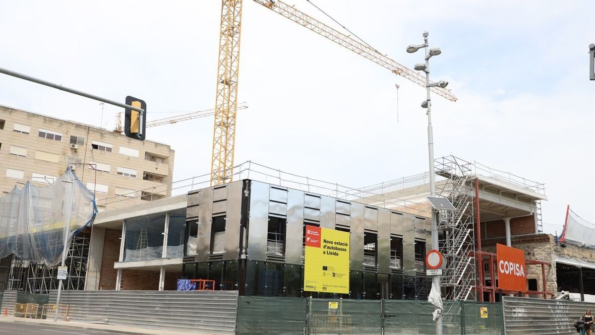 Les obres de la nova terminal de busos ja estan bastant avançades i ja es pot veure part de la façana vidrada. - MAGDALENA ALTISENT