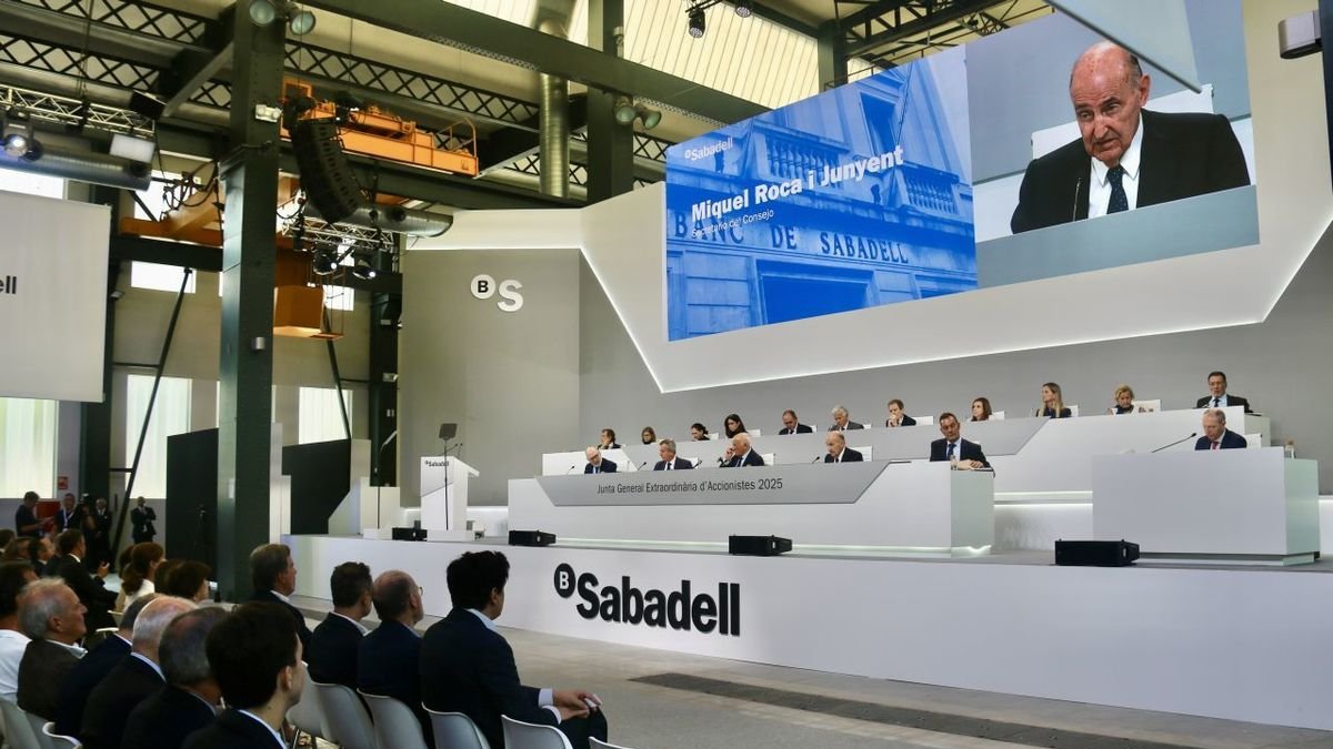 Un momento de la junta de accionistas del Banco Sabadell celebrada ayer.