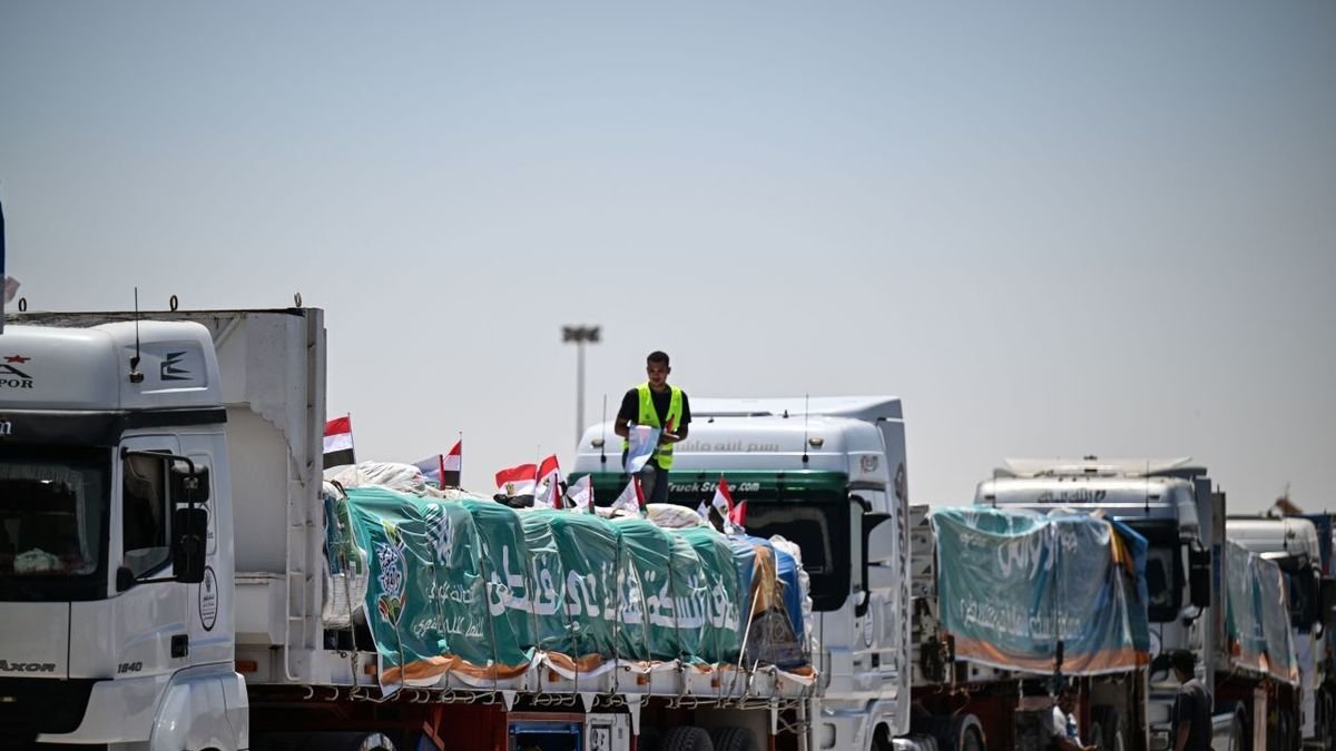 Camiones con ayuda humanitaria en la frontera entre Gaza y Egipto. - EFE/EPA/MOHAMED HOSSAM