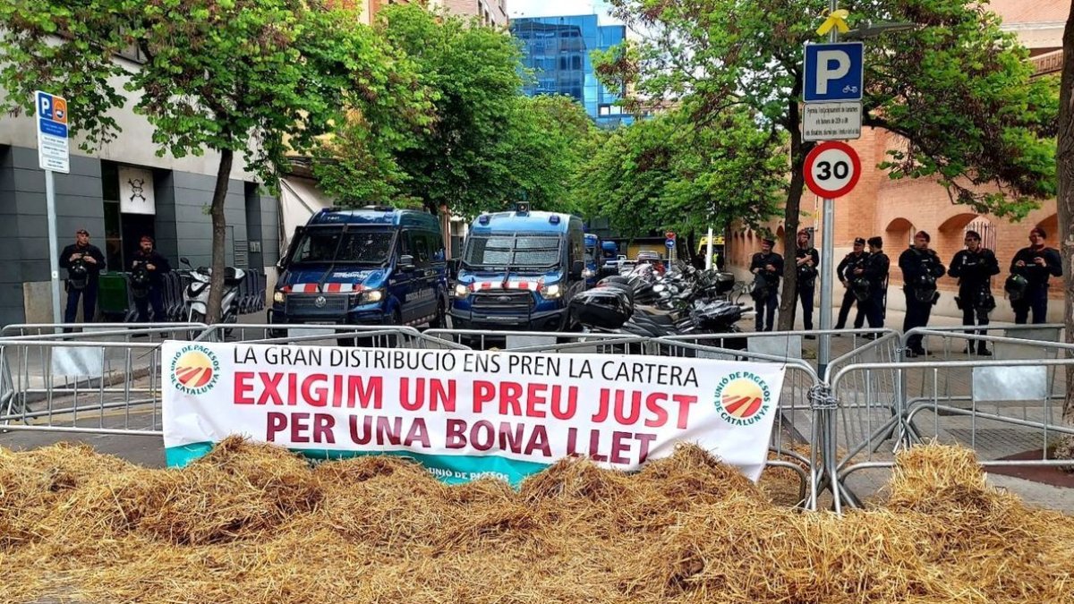 Una protesta d’UP exigint preus justos per a la llet. - ACN
