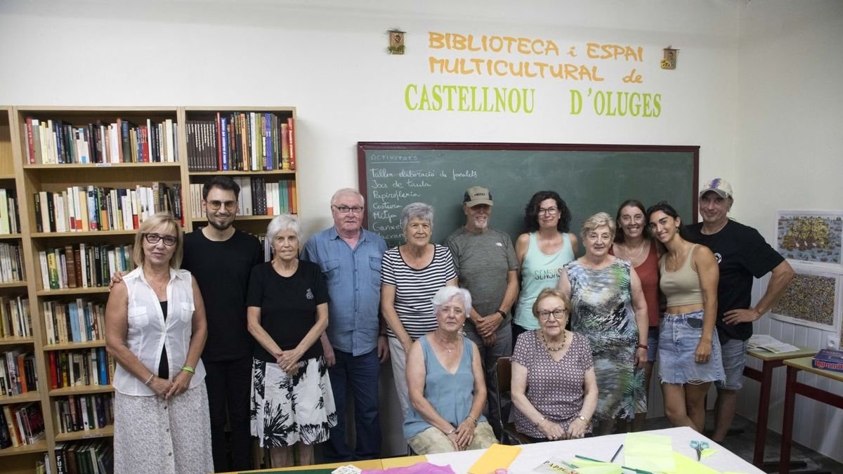 Los vecinos de Castellnou d’Oluges el martes, preparando los ‘fanalets’ para el baile de fiesta mayor. - C.MARSIÑACH