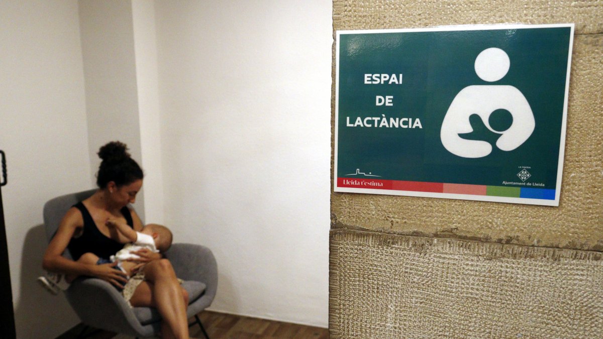 Letrero indicativo del nuevo espacio de lactancia en el Palau de la Paeria de Lleida.