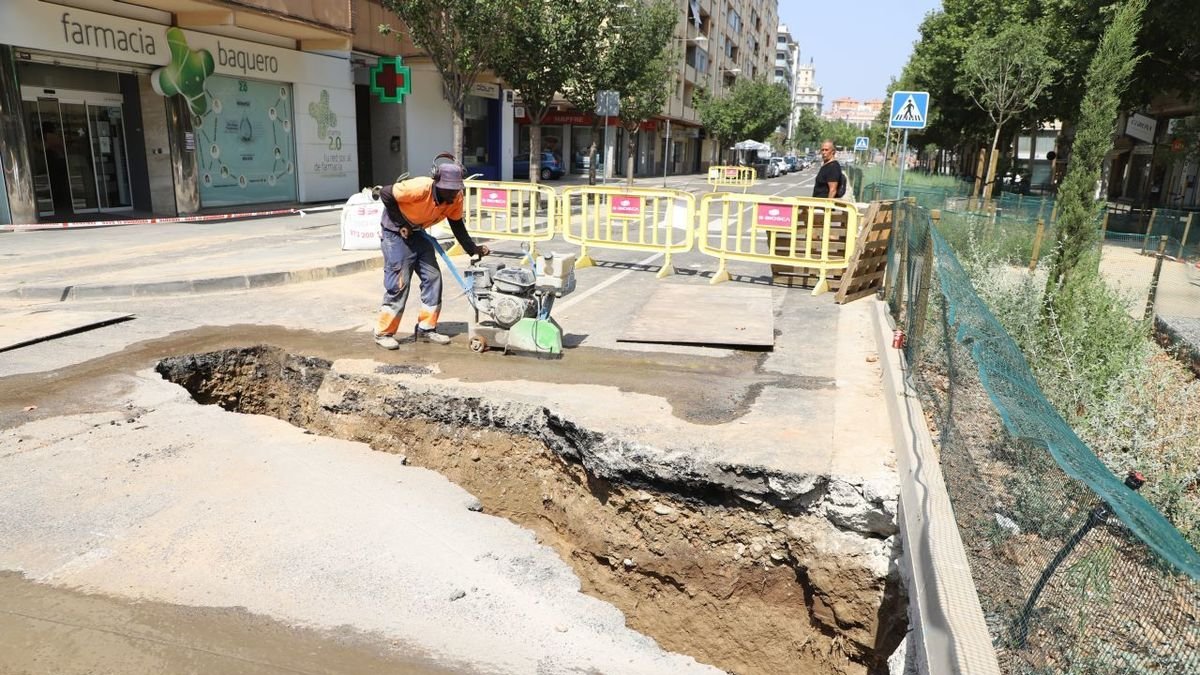 La calzada de Riu Ebre aún tenía ayer un gran zanja entre Doctora Castells y Doctor Zammenhoff. - MAGDALENA ALTISENT