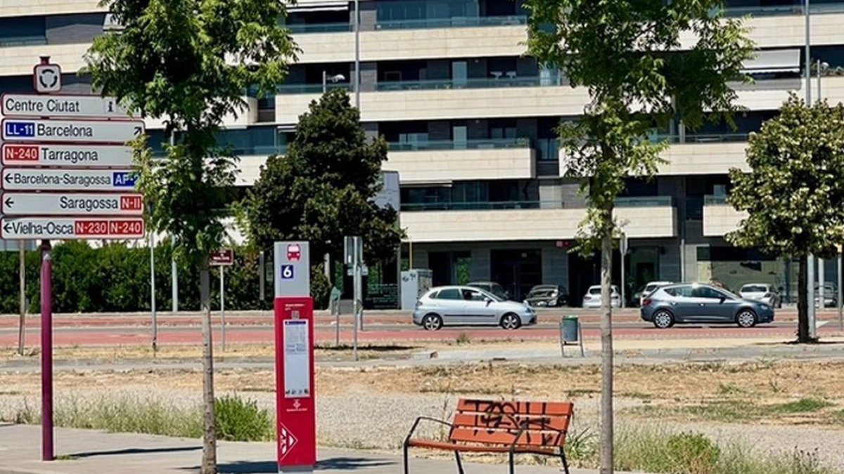 Parada de bus sin marquesina en la avenida Miquel Batllori. - PP LLEIDA