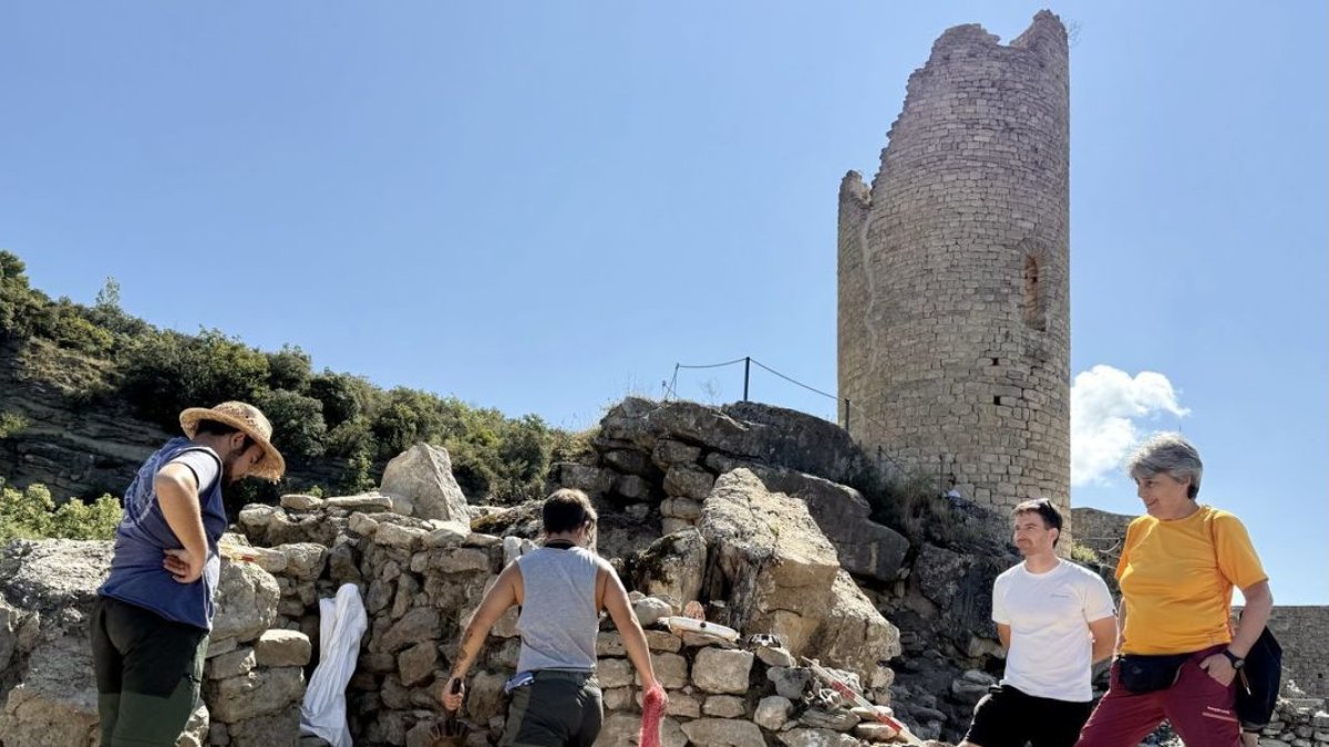 L’equip arqueològic, treballant a la part alta del recinte del castell de Sant Gervàs. - ACN / MARTA LLUVICH