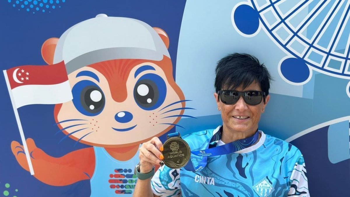 La leridana Cinta Vilanova, con la medalla de oro que conquistó ayer en Singapur.