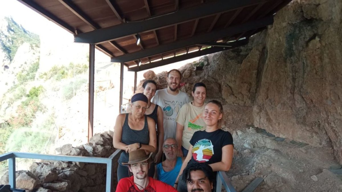 Investigadors al jaciment de la Roca dels Bous. - UAB