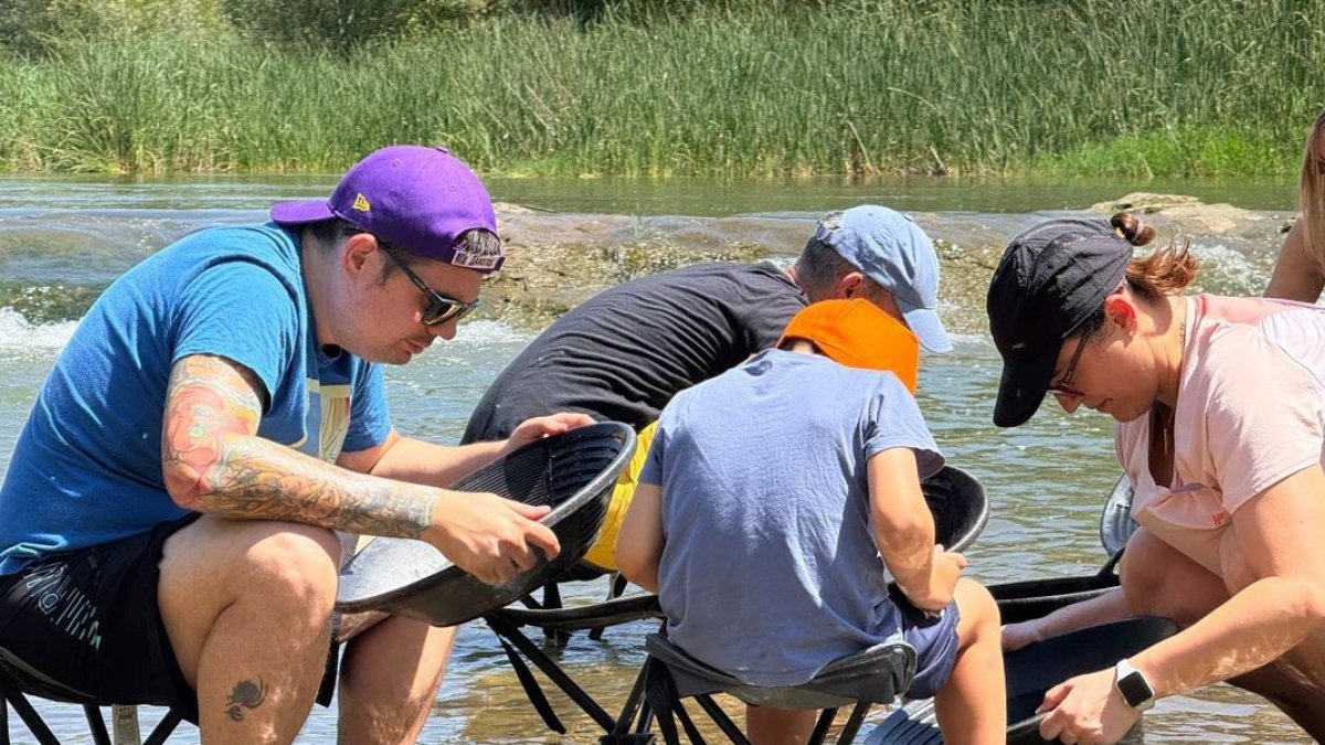 Una familia en las orillas del Segre en Balaguer inmersa en la búsqueda de oro. - C.I.O.B.