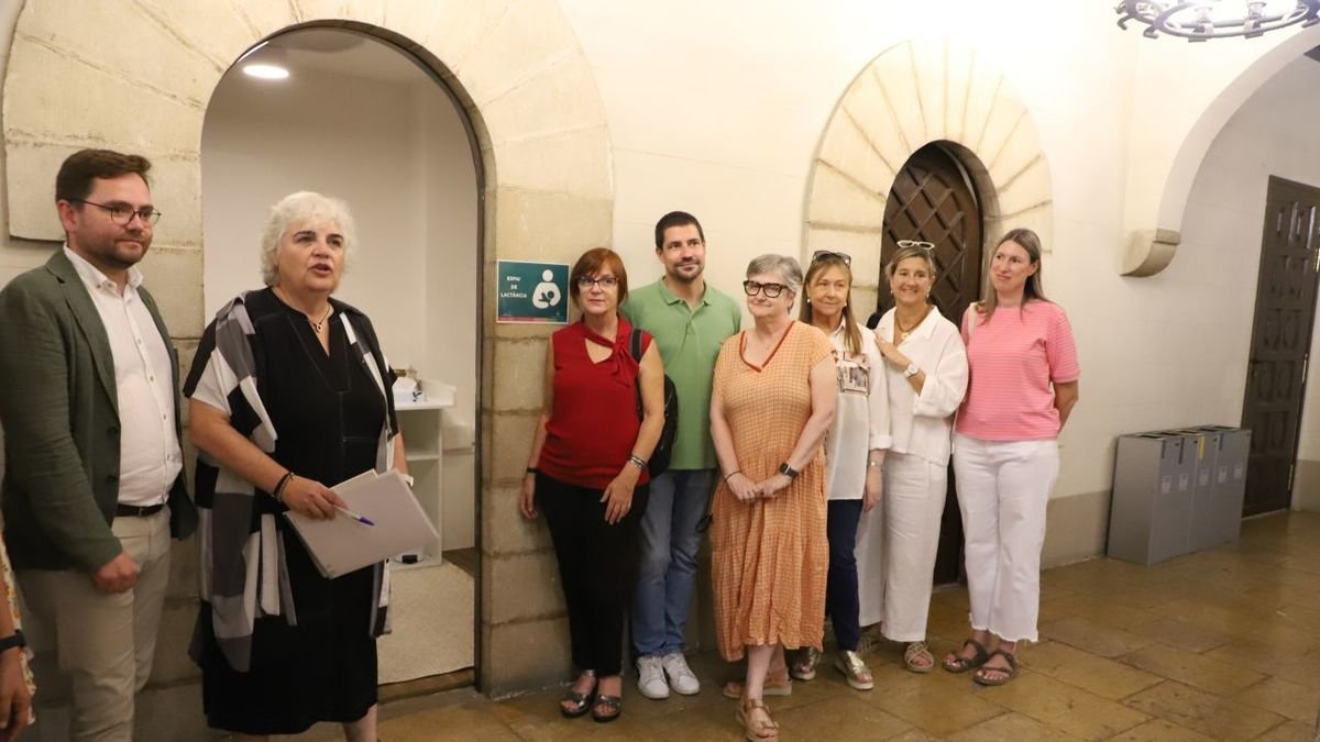 La alcaldesa accidental, Carme Valls, inauguró ayer el espacio junto a miembros de entidades leridanas. - MAGDALENA ALTISENT