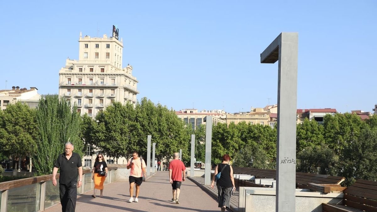 Vista de la pasarela del Liceu, en la que se pueden ver pintadas y tablones de madera degradados. - MAGDALENA ALTISENT