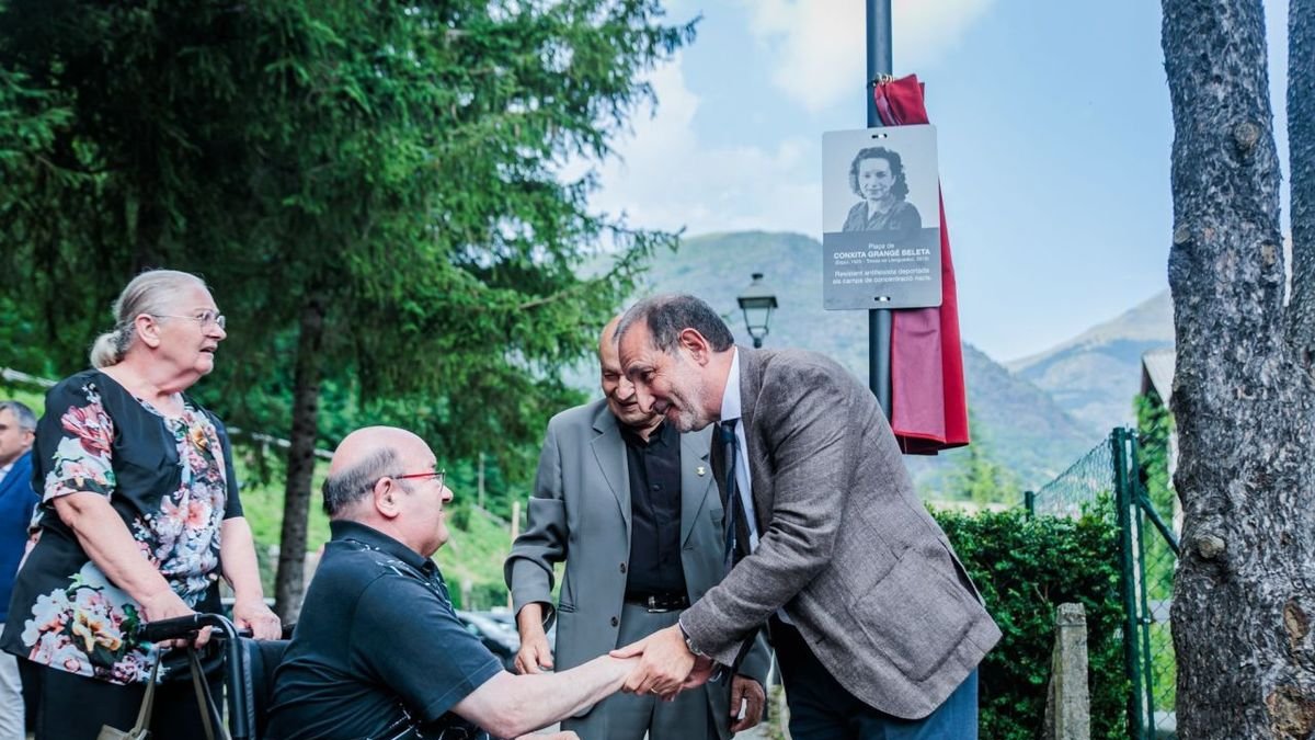El conseller de Justícia i l’alcalde, Ramon Espadaler i Josep Dalmau, amb el Christian, fill de la Conxita. - CONSELLERIA DE JUSTÍCIA