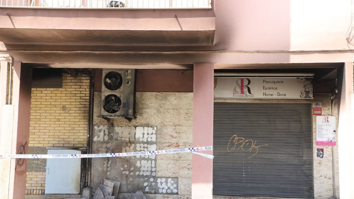 La Guàrdia Urbana va precintar la zona afectada per l’incendi. - MAGDALENA ALTISENT