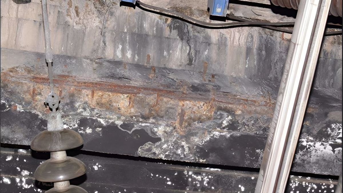 Detall de la presència d’òxid i floridura en l’estructura de la zona afectada. - ADIF-INECO