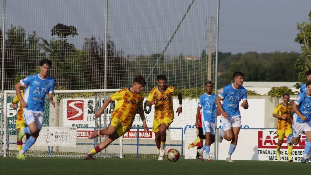 Fran Magno porta la pilota en una acció del partit d’ahir a Binèfar. - LLEIDA CF