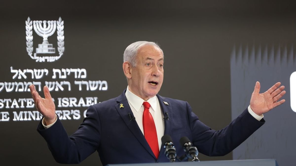 Benjamin Netanyahu, primer ministro de Israel, durante la conferencia de prensa. - EFE/EPA/ABIR SULTAN/POOL