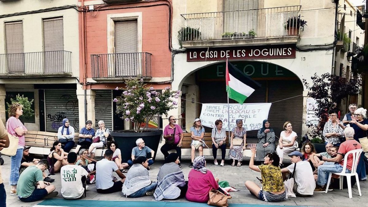 Miembros del colectivo 1 hora per Palestina reunidos el 31 de julio. - LAIA PEDRÓS