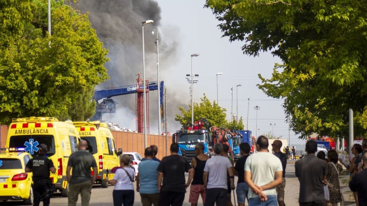 Diverses persones contemplen les tasques d’extinció ahir a la tarda. - GERARD HOYAS