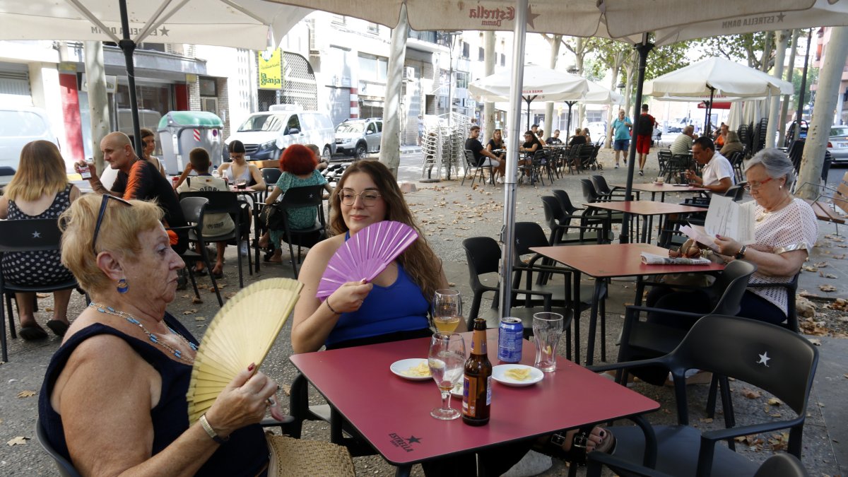Dones amb ventalls en una terrassa a Lleida aquest dilluns.