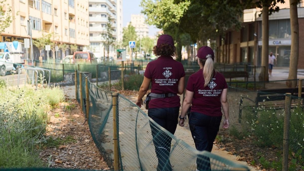 Dos de les agents cíviques, recorrent la ciutat. - MARIO GASCÓN