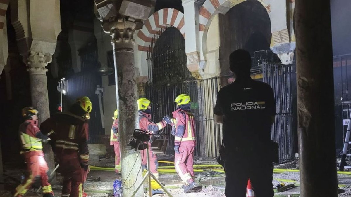 L’interior de la mesquita després del foc. - EFE / POLICIA NACIONAL