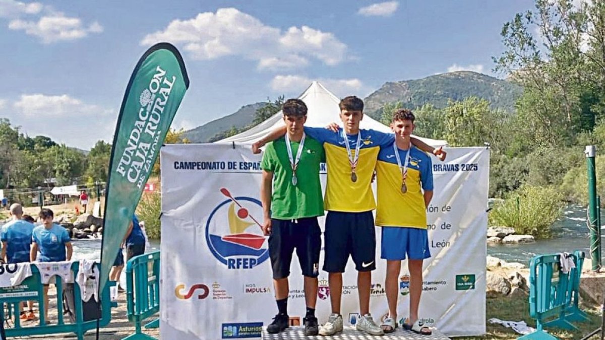 Jan Vicente, flanqueado en el podio por Didac Foz y Nil Checa.