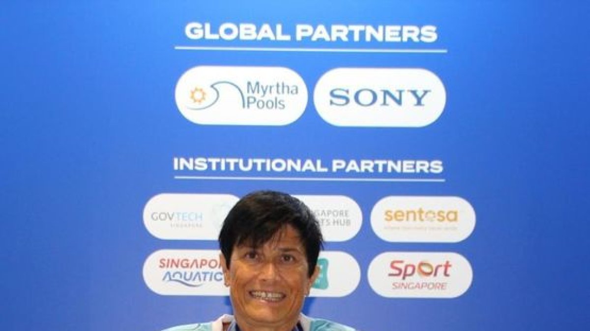 Cinta Vilanova posa amb les tres medalles penjades al coll.