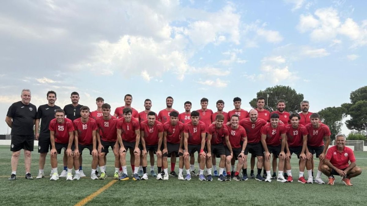 La plantilla y el cuerpo técnico del Alpicat que ayer arrancó la pretemporada a las órdenes de Ivan Lara.