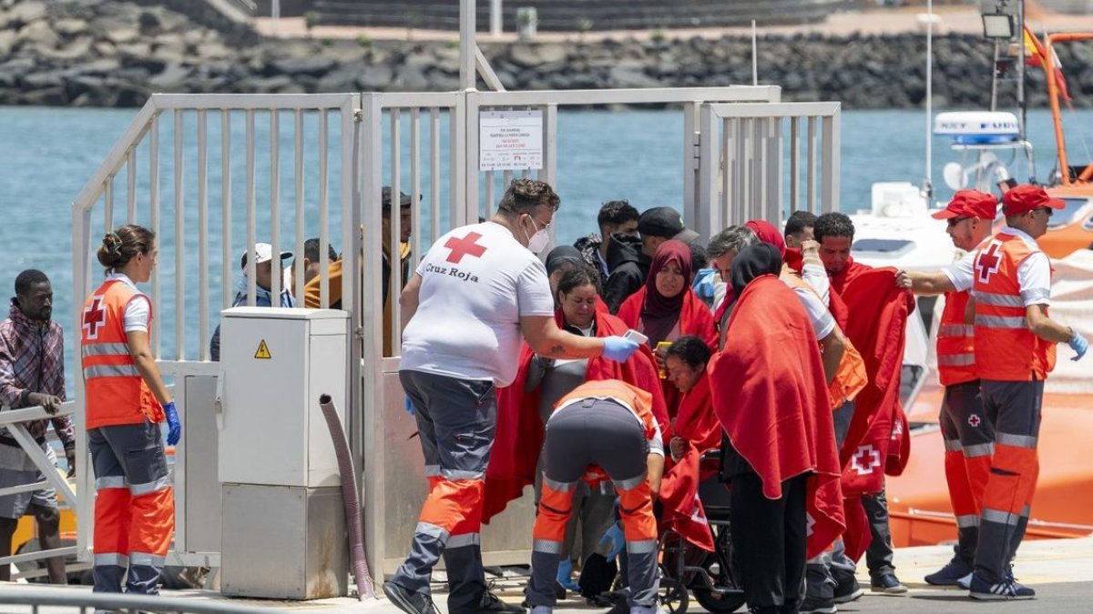 Imatge del rescat de migrants arribats a Lanzarote fa unes setmanes. - EFE/ADRIEL PEDROMO
