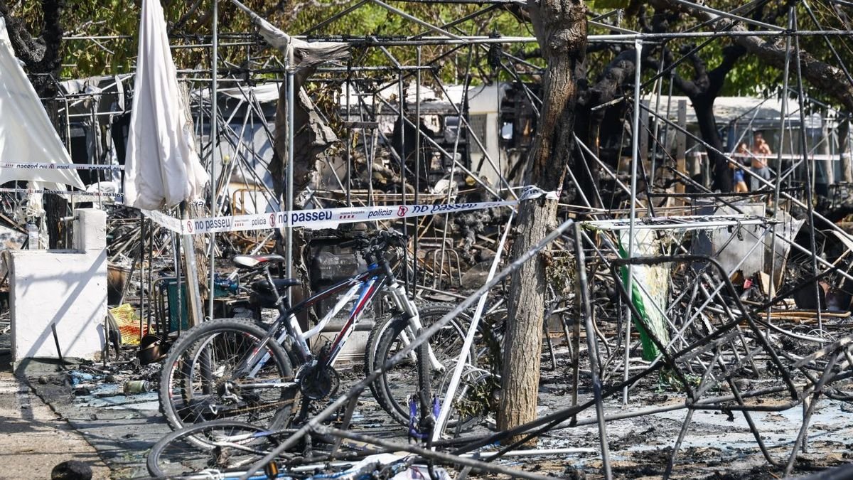 Vehicles i parcel·les afectades per l’incendi al càmping Vendrell Platja. - EUROPA PRESS/NONO RICO