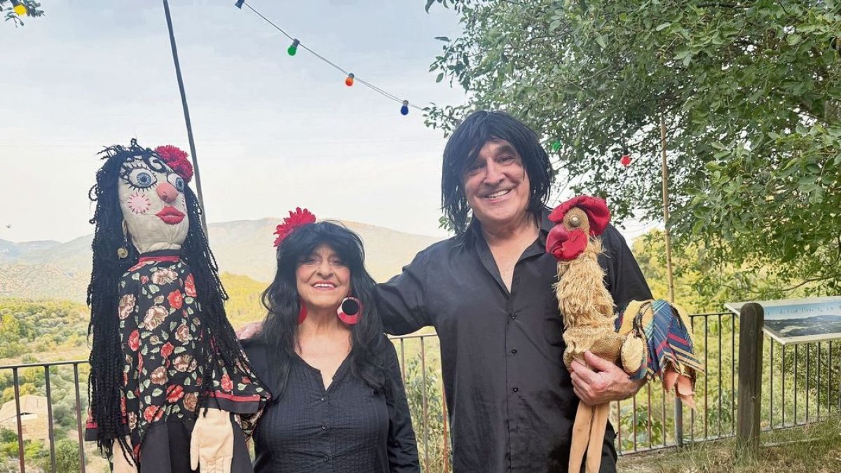 Els titellaires amb el ninot de La Tarara a l’era de La Casa de los Títeres d’Abizanda. - TITIRITEROS DE BINÉFAR
