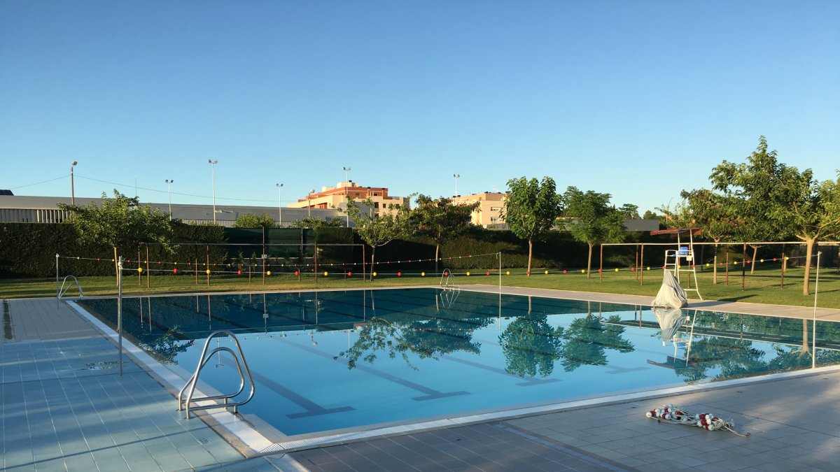 Imagen de archivo de las piscinas municipales de Alcarràs.