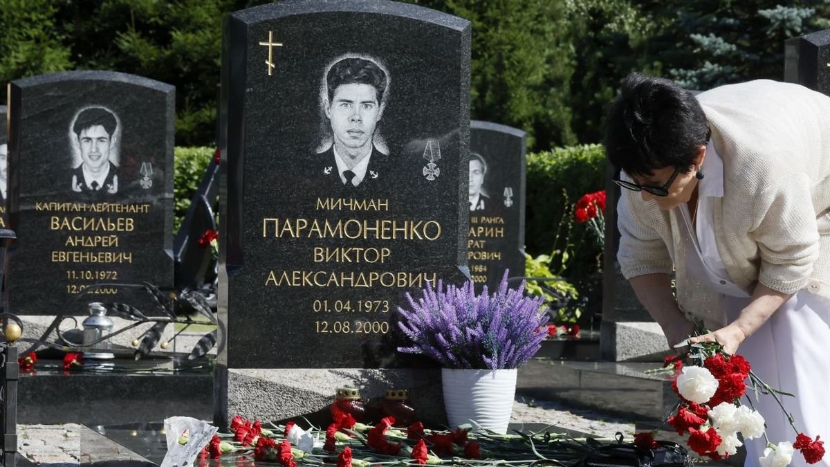Familiares de la tripulación del submarino nuclear Kursk visitan el cementerio de Serafimovskoye. - EFE/EPA/ANATOLY MALTSEV