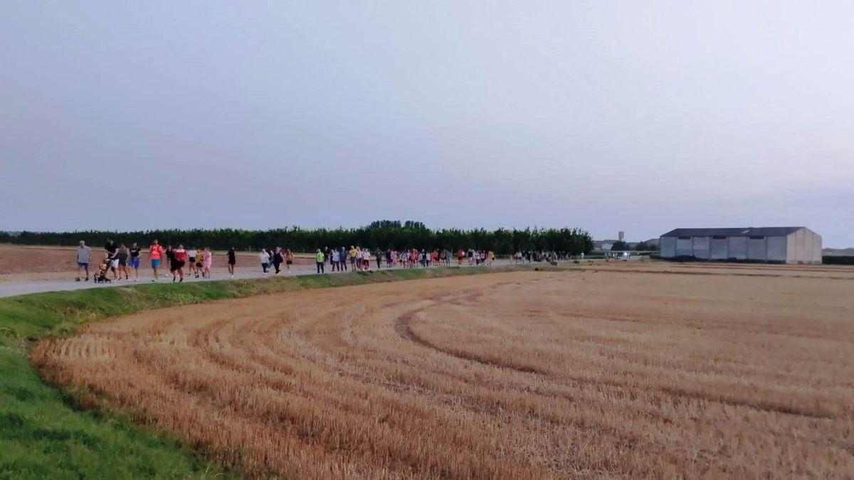 Los participantes, dirigiendose a la Masía L’Estrella. ; Array