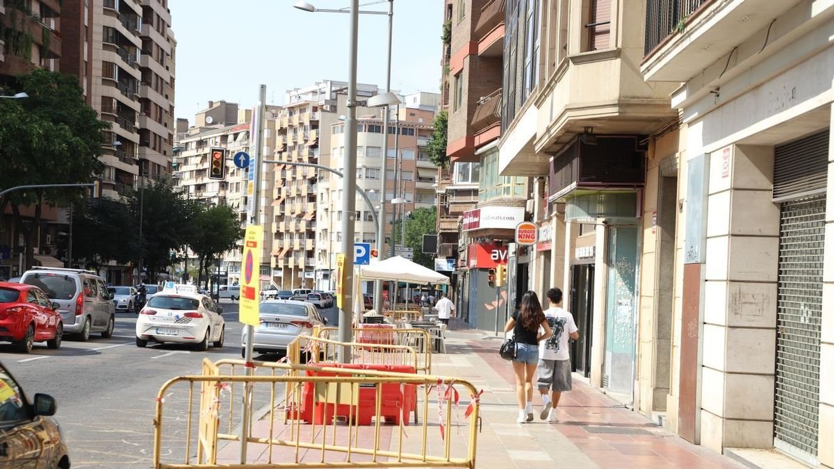 En la acera de los números pares de Rovira Roure ya no hay árboles entre Prat de la Riba y Ronda. - MAGDALENA ALTISENT