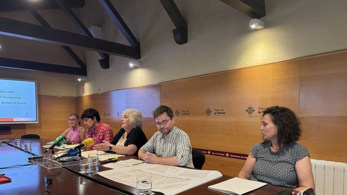 La alcaldesa accidental, Carme Valls, ayer en rueda de prensa con el concejal Roberto Pino y técnicos. - MARC CARBONELL