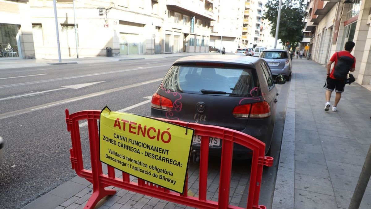 Una valla que anuncia la obligatoridad de usar la ‘app’ de esta zona de carga y descarga. - MAGDALENA ALTISENT