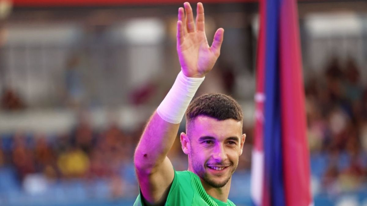 Joan Garcia, en su presentación ante la afición en el Gamper - EUROPA PRESS