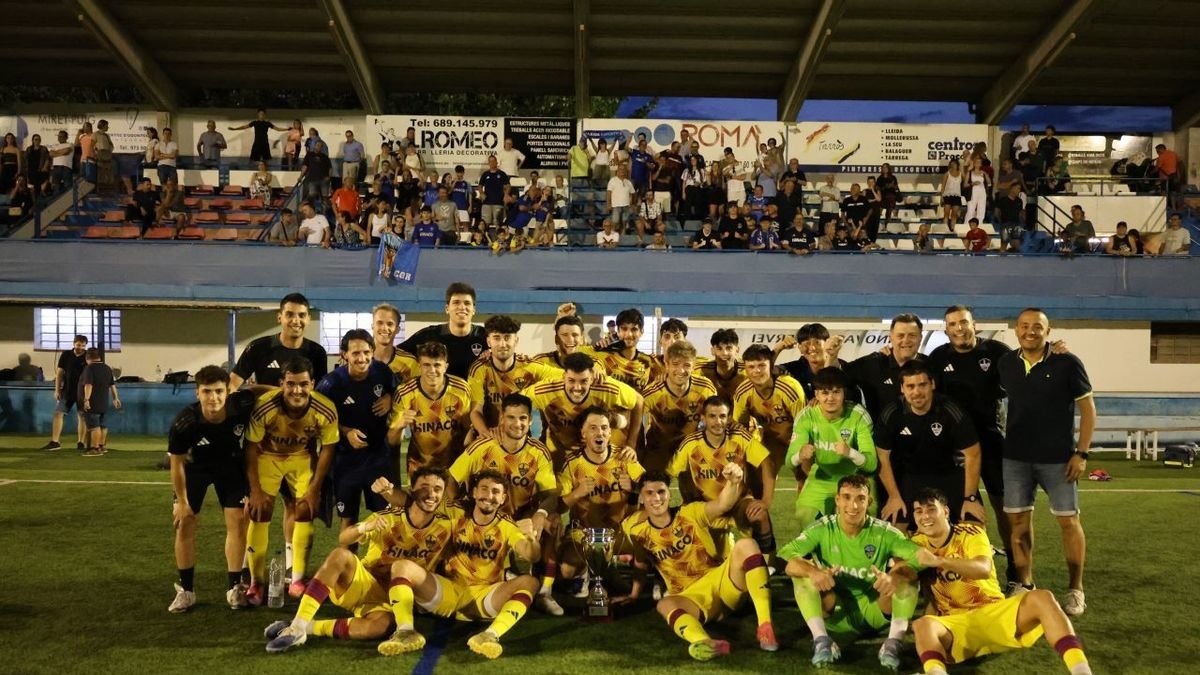 L’equip de Jordi Cortés, que tornava a Mollerussa, amb la copa de guanyadors del trofeu. - JOAN GÓMEZ