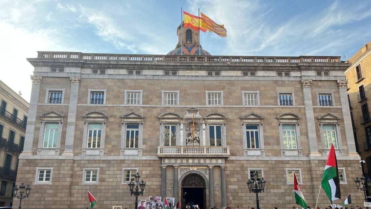 La plaza de Sant Jaume de Barcelona llena de manifestantes contra el asesinato de periodistas. - ACN