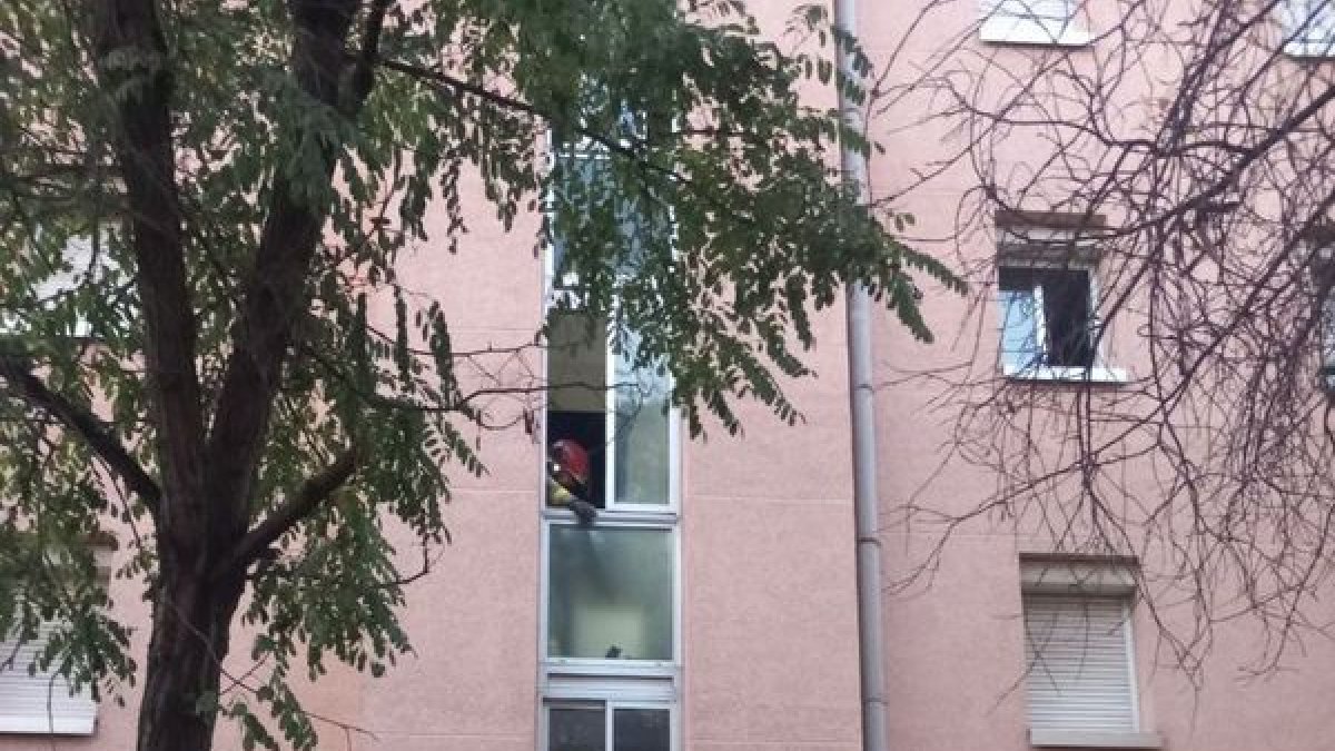 Bomberos trabajando para extinguir el fuego en el edifcio. - ACN/BOMBERS