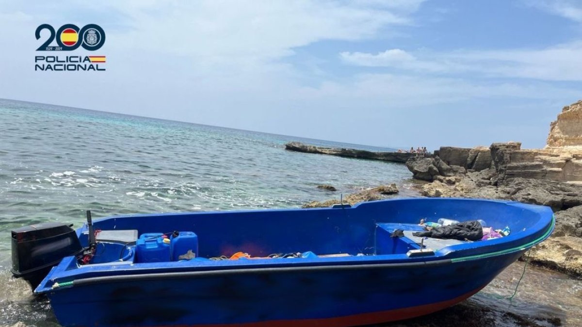 Embarcación localizada en la costa de Mallorca. - EUROPA PRESS