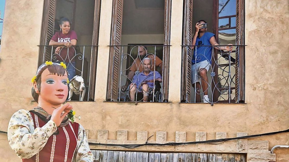 La geganta Paula ballant davant d’un dels ancians de la població en cadira de rodes. - A.G.I.G.